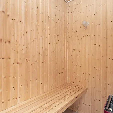 6 Person In Laeso-by Traum